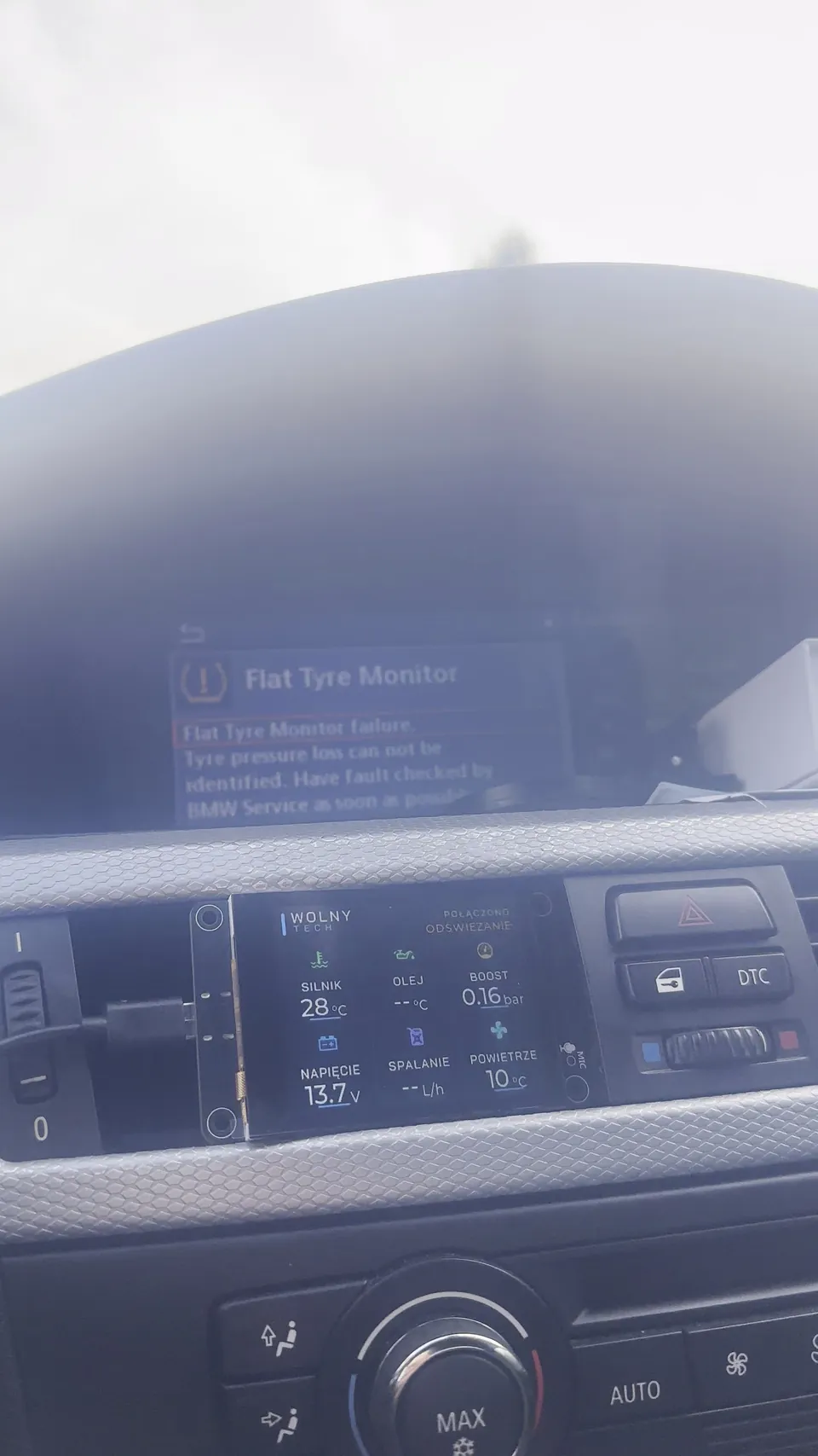 Bimmer Display zamontowany w desce rozdzielczej BMW